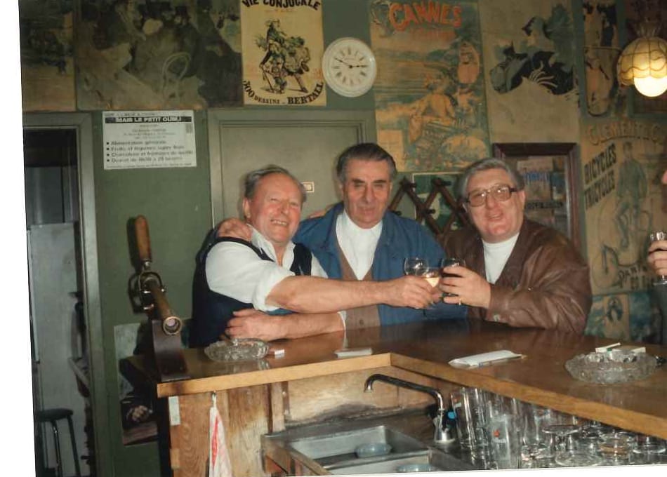 Trinquée entre habitués au bar de Marcel Clément