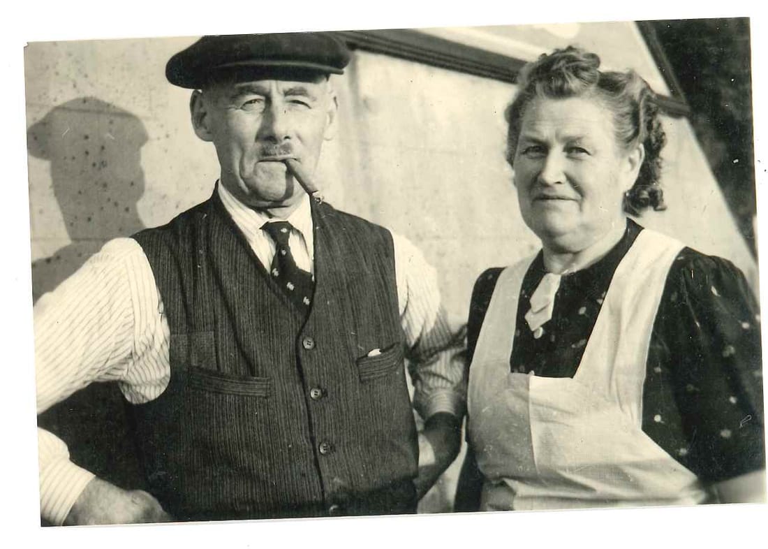 Jules et Marie-Lidwina Clément devant la maison de Genval