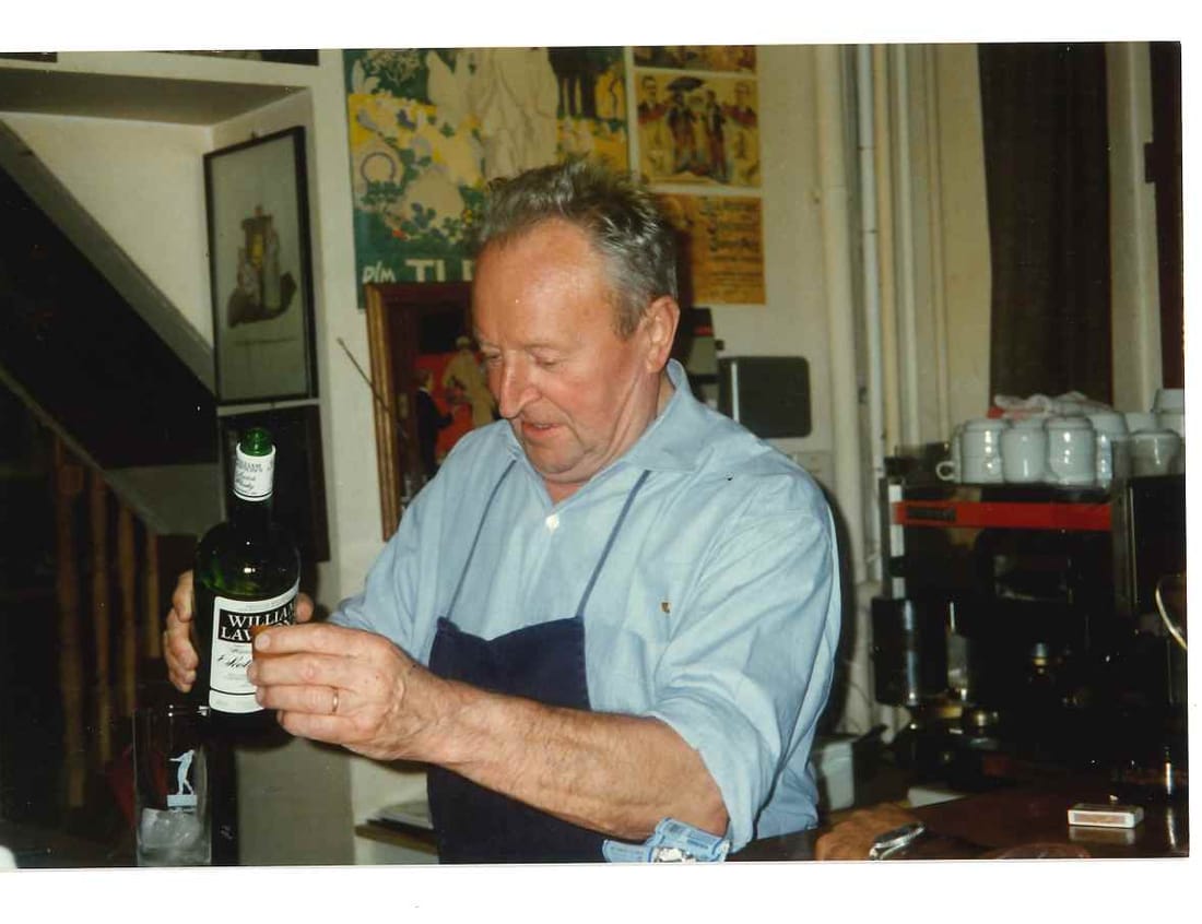 Marcel Clément derrière le bar à vins, rue de la Bruyère